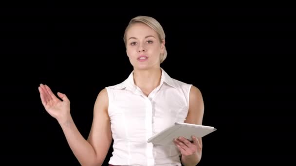 Porträt einer professionellen Geschäftsfrau, die ein Tablet in der Hand hält und im Hintergrund mit der Kamera spricht. — Stockvideo