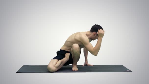 Uomo pratica yoga Sage Twist C posa o Marichyasana posa stretching muscolare esercizio con meditazione yoga rilassarsi e rinfrescare la salute su sfondo gradiente . — Video Stock