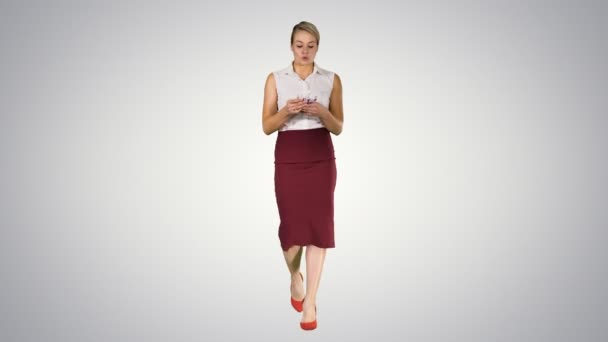 Woman counting money walking to the camera on gradient background. — Stock Video