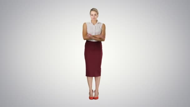 Junge Frau in formalen Kleidern blickt in die Kamera und hält die Arme vor dem Hintergrund des Gefälles gefaltet. — Stockvideo