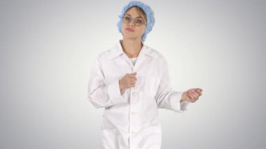 Orta boy. Güzel doktor gradyan arka planda yürürken konuşuyor. 4K çözünürlükte profesyonel atış. 006. Kullanabilirsin, mesela. ticari videonuzda, işinizde, sunumunuzda, yayınınızda 