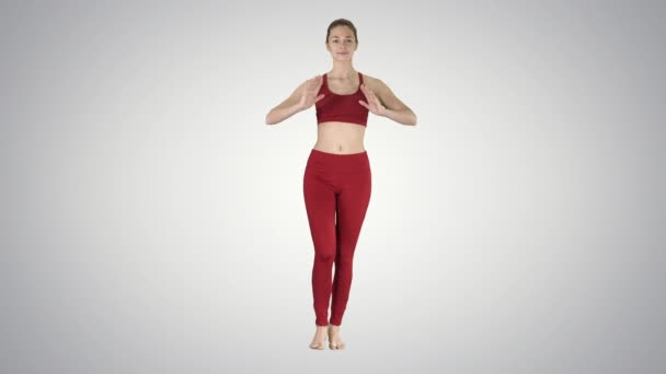 Jeune femme respirant l'air frais Se préparer pour le yoga sur fond de gradient . — Video