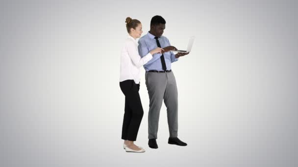 Afro americká obchodní poradce zobrazující něco na obrazovce notebooku mluvit s gradient businesswoman na gradient pozadí. — Stock video