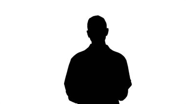 Açıklayan ve yürürken kameraya konuşurken siluet kadın doktor.