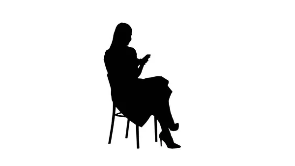 Silhouette nachdenkliche Frau in rosa Kleid SMS auf Smartphone. — Stockfoto