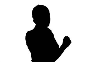 Siluet beyaz atlı iş kadını dururken hücre telefon ile arama.