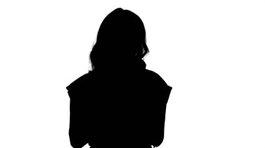 Orta atış. Siluet sarışın kadın kırmızı tablet holding ve kamera için okuma. 4 k çözünürlüklü profesyonel vurulmuş. 006. sen-ebilmek kullanma o bir örneğin ticari video, işinizde, sunum