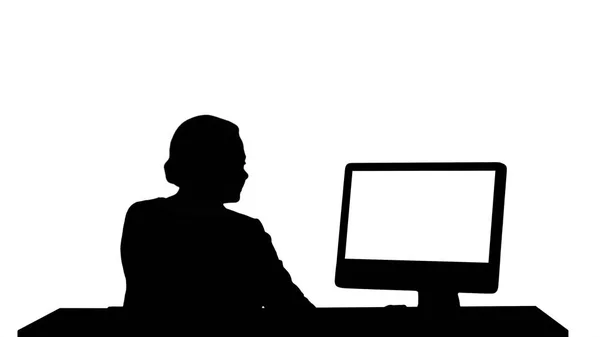 Silhouette Femme qui travaille en regardant le moniteur au bureau . — Photo