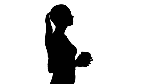 Silhouet Ontspannen stijlvolle zakenvrouw drinken koffie lopen. — Stockfoto