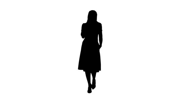 Silhouette porträtt av vandrande glad ung kvinna talar på mobiltelefon och leende. — Stockfoto