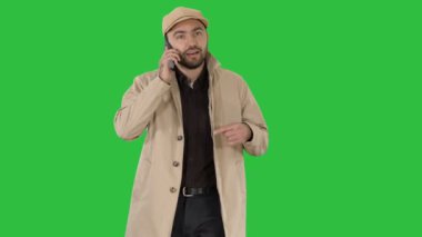 Cep telefonu üstünde a yeşil perde, Chroma Key konuşurken genç moda iş adamı.