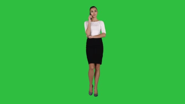 フルの長さを表示します 電話を呼び出すと 緑色の画面の上を歩くとビジネス女性 クロマ プロは 解像度で撮影 013 ビデオ 商業で例えば使用できる — ストック動画