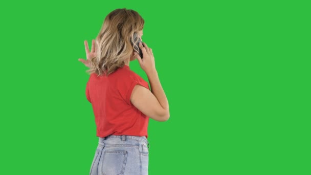 Γυναίκα μιλάμε στο τηλέφωνο για μια πράσινη οθόνη, Chroma Key. — Αρχείο Βίντεο