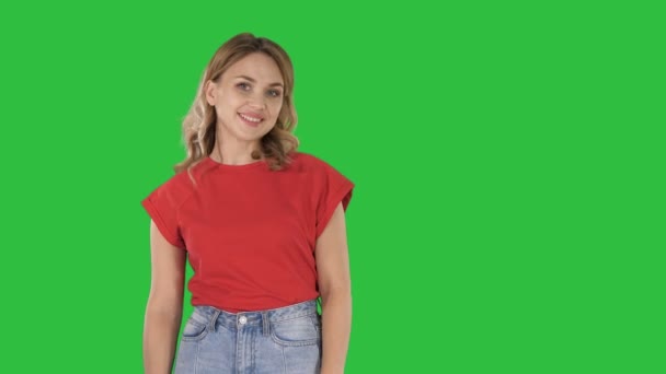 Молодий привабливою щасливі модель стоячи і посміхається на зелений екран, Chroma Key. — стокове відео