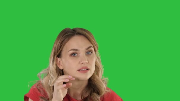 Mooi meisje preens camera kijken op een groen scherm, Chromakey. — Stockvideo