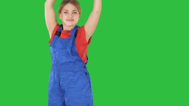 ミディアム ショット クロマキー グリーン画面でヘルメットと踊る女性建設労働者 プロは 解像度で撮影 006 ビデオ 商業で例えば使用できる — ストック動画