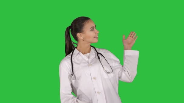 Młody lekarz kobieta prezentacji i Wyświetlono produktu lub tekstu na ekranie zielony, Chroma Key. — Wideo stockowe