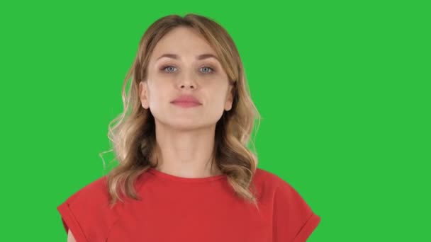 Sexy kaukasische junge Frau mit schönen blauen Augen, die auf einem grünen Bildschirm läuft, Chroma-Schlüssel. — Stockvideo