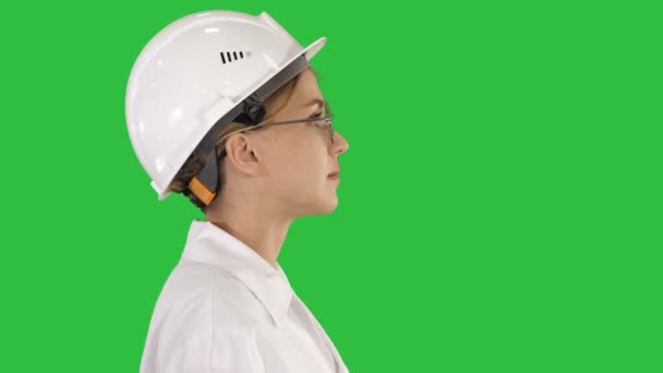 Yakın Çekim Yan Görünümü Chroma Anahtar Yeşil Ekran Yürüyen Kadın — Stok video