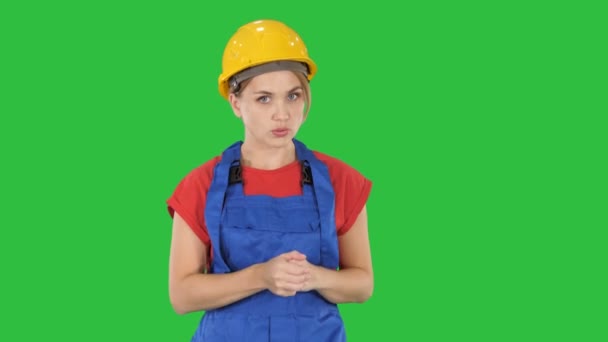 Trabalho feminino de construção explicando suas ideias para câmera em uma tela verde, Chroma Key . — Vídeo de Stock