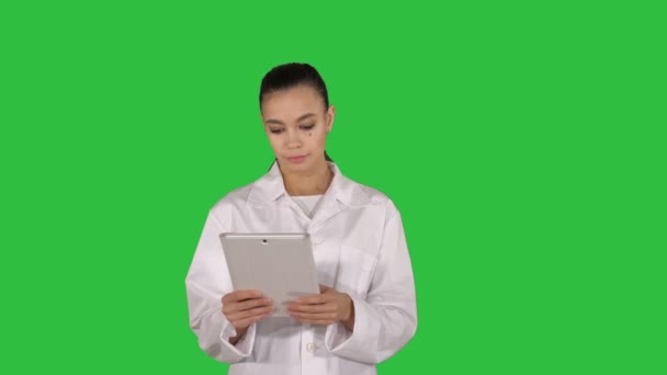 Doctor χρησιμοποιώντας tablet, ενώ το περπάτημα σε μια πράσινη οθόνη, Chroma Key. — Αρχείο Βίντεο