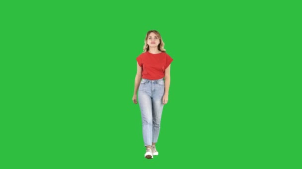 Vacker glad ung kvinna promenader och stretching på morgonen på en grön skärm, Chroma Key. — Stockvideo