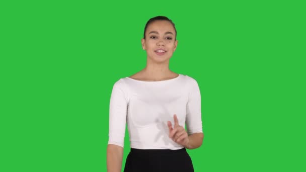 Επιχειρήσεων γυναίκα παρουσιαστής μιλάει και δείχνει προϊόντος ή κείμενο σε μια πράσινη οθόνη, Chroma Key. — Αρχείο Βίντεο