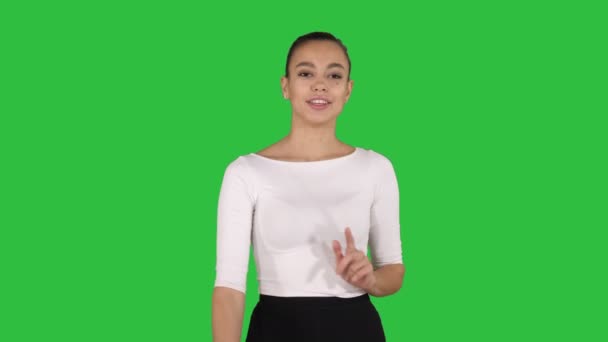 Présentatrice d'entreprise parlant et montrant le produit ou le texte sur un écran vert, Chroma Key . — Video