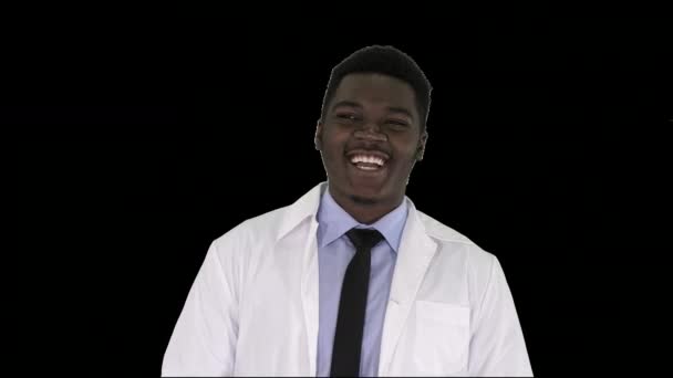 Афро-американский доктор разговаривает с камерой, Альфа-канал — стоковое видео