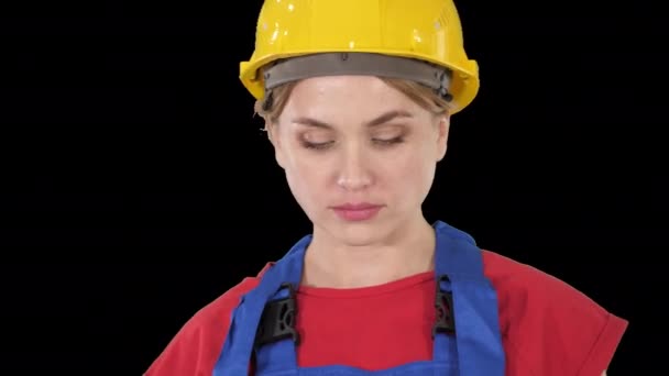 Kalçaları üzerinde kolları olan gururlu genç bayan işçi, Alpha Channel — Stok video