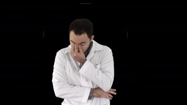 Alfa Matte Střední Rána Zívající Lékař Rukou Zakrývající Ústa Unavený — Stock video