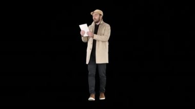 Tabletli yakışıklı genç adam, Alpha Channel 'dan video çağrısı yapıyor.
