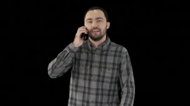 Alpha Matte 'de. Orta boy. Genç adam telefonda konuşuyor ve yürüyor. Alfa Kanalı Profesyonel Atışı 4K çözünürlükte. 004. Kullanabilirsin, mesela. Ticari videonuzda, işinizde, sunumunuzda