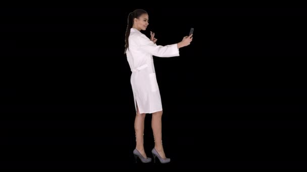 Elegante medico europeo bruna prendere selfie al telefono mentre si cammina, Alpha Channel — Video Stock