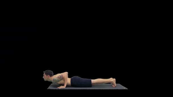 Bonito homem fazendo asanas de ioga, Alpha Channel — Vídeo de Stock