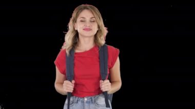 Alpha Matte 'de. Orta boy. Sırt çantalı, kot pantolonlu, sıradan tişörtlü genç ve güzel bir kadın. Alpha Channel profesyonel çekimi 4K çözünürlükte. 006. Kullanabilirsin, mesela. Reklamında