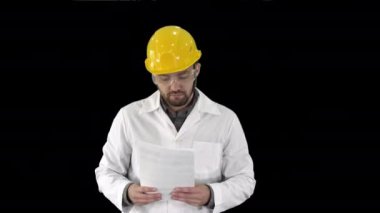 Site mühendisi kağıtları kontrol ediyor ve etrafında Alfa Kanalı gibi bir şey var.