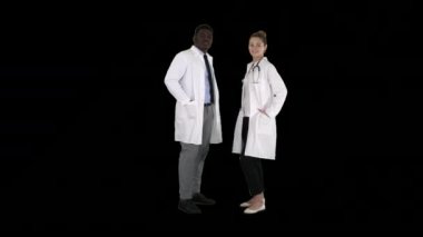 İki beyaz ve Afro-Amerikalı gülümseyen doktor kameraya bakıyor, Alfa Kanalı.