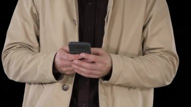 Trençkotlu adam cep telefonu kullanıyor, Alpha Channel.