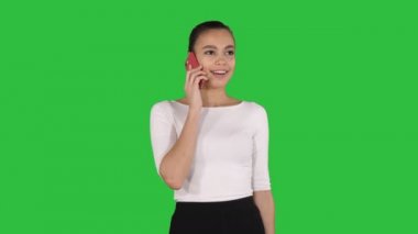 Elinde bir yeşil ekran, Chroma Key telefonda konuşurken çanta alışveriş kadın.