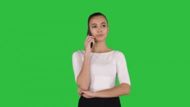 İş kadını Chroma Key ile arama ve yeşil bir ekran üzerinde yürümek telefon.