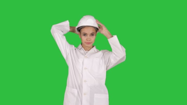 Ingénieur femme en robe blanche et casque blanc marchant sur un écran vert, Chroma Key . — Video