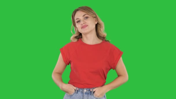 Emocionální šťastný a pozitivní krásná mladá žena, mluvit a chodit s rukama v kapsách na zelené obrazovce, Chroma Key. — Stock video