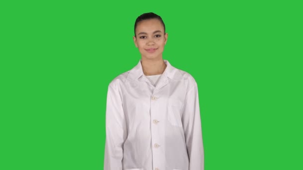 Medicine doktor kvinna går rakt på en grön skärm, Chroma Key. — Stockvideo