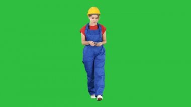 Kadın inşaat işçisi bir yeşil ekranda Chroma Key yürürken para sayma.