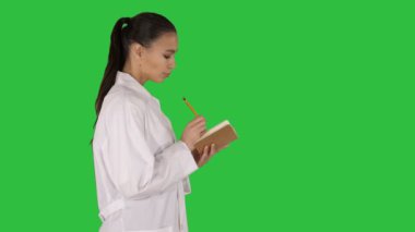 Chroma anahtar yeşil ekran yürüyüş sırasında Notlar hale başarılı tıp doktorları.