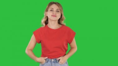 Kot pantolon ve t-shirt bir yeşil ekran, Chroma Key üzerine yürüyen kadın.