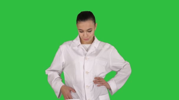 Женщина-врач ходит как модель на зеленом экране, хрома ключ . — стоковое видео