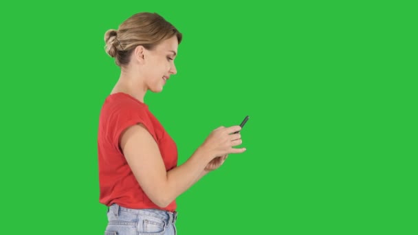 Chroma anahtar yeşil ekran cep telefonu kullanan güzel kadın. — Stok video