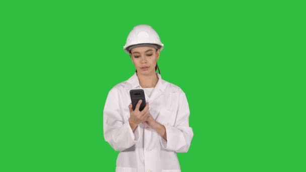 Inżynier kobieta rozmawia przez telefon podczas spaceru na zielony ekran, Chroma Key. — Wideo stockowe